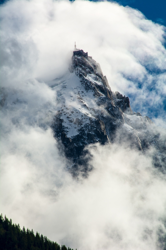 Aiguille du Midi en las nubes