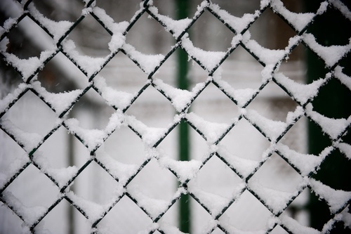 Sneeuw op de metalen hek