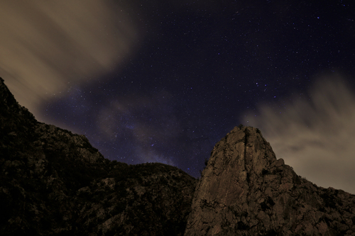 Stjärnklar natt över klippformationer