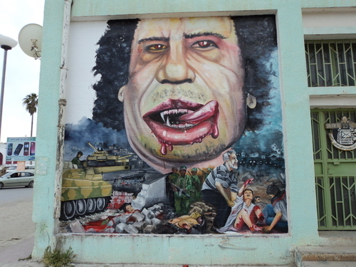 Straatkunst karikatuur van Gaddafi