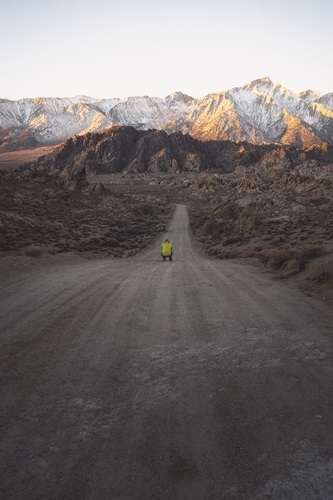 Muž fotografování horská silnice