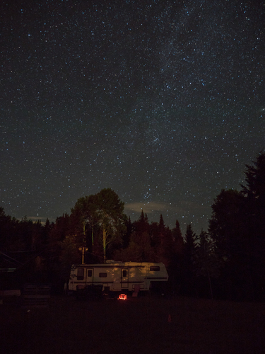 Camping caravana en la noche