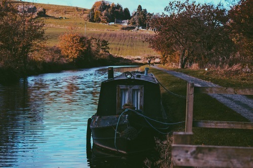 Oude schip in het riviertje