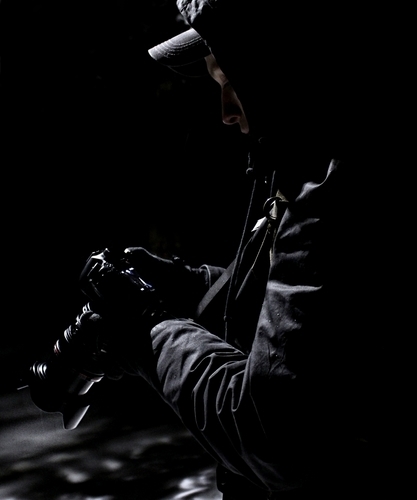 Fotógrafo no escuro