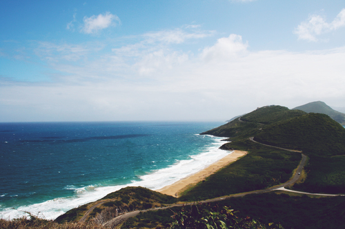 Costa del mar y colinas