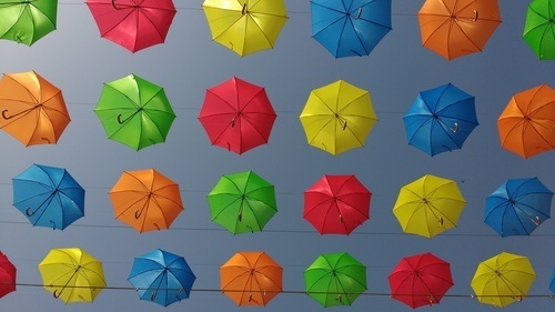 Barevné pozadí deštníků