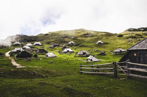 Vila pequena nas montanhas