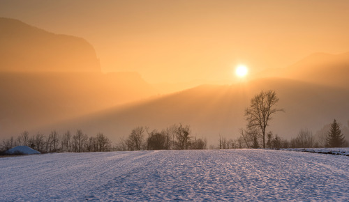 Puesta de sol sobre el paisaje nevado