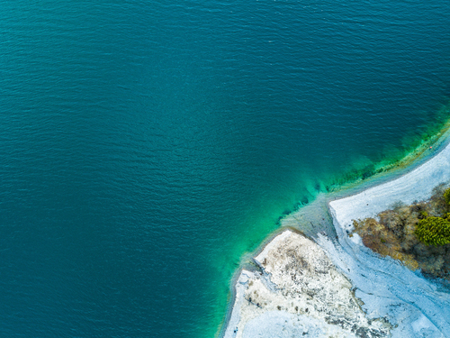 Vista aérea da praia turquesa