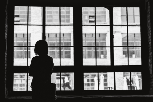 Mujer mirando por la ventana | Fondos gratis