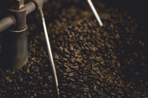Moudre des grains de café