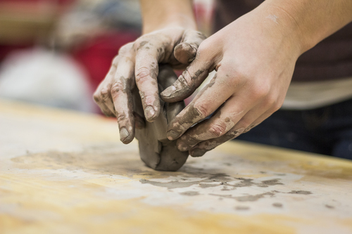Konstnär som arbetar med lera