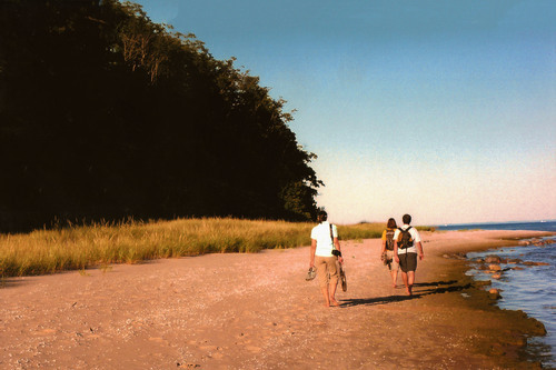Wandelaars wandelen aan het strand