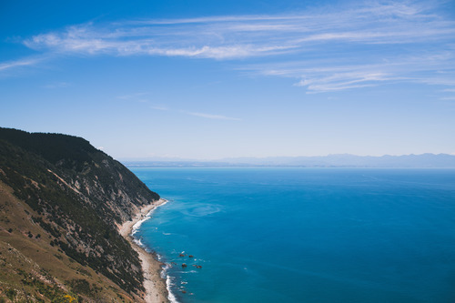 Hautes falaises en bord de mer