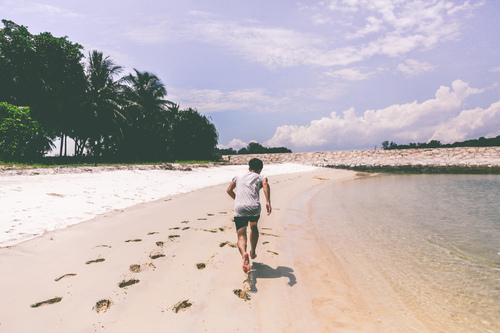 Homme qui court sur la plage