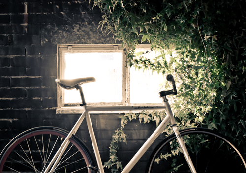 Велосипед біля вікна будинку