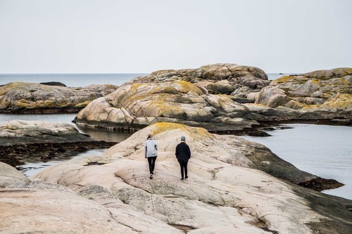 Twee mensen lopen op de rotsen