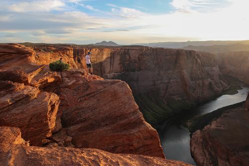 Due ragazzi presso la scogliera di canyon