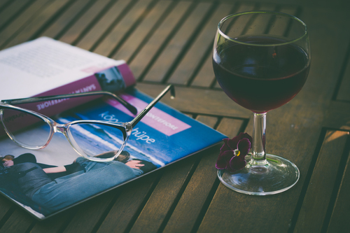 Libro e il bicchiere di vino