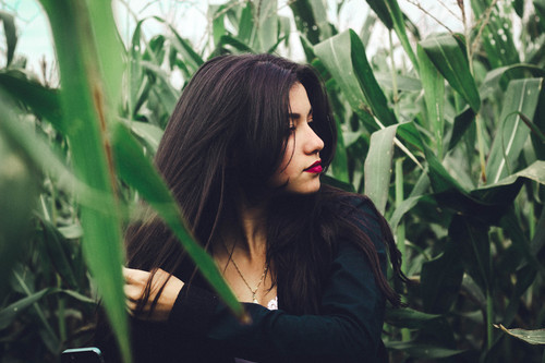 Chica en el campo de maíz verde