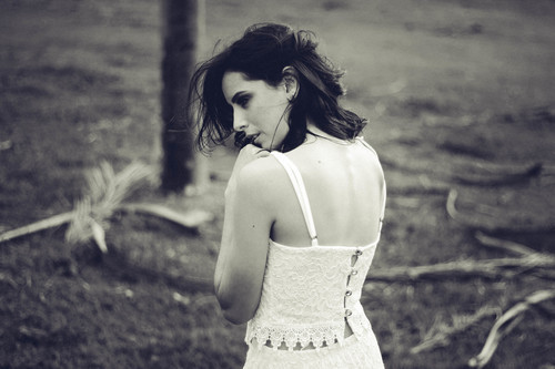 Mujer en un vestido blanco