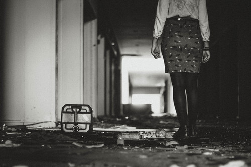 Mujer caminando en el edificio abandonado