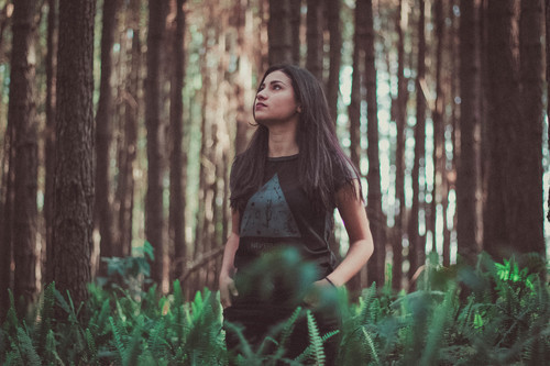 Žena stojící v lese
