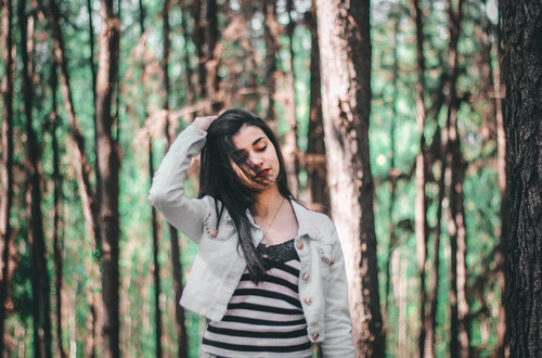 Жінка вигулює через ліс