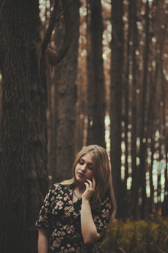 Mujer en el bosque