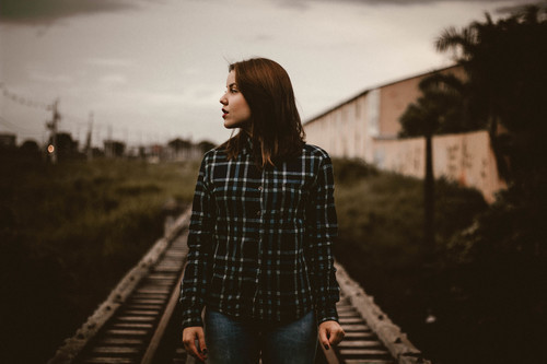 Vrouw op een spoorlijn