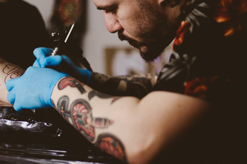 Tatuatore facendo un tatuaggio