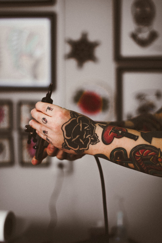 Mãos tatuadas