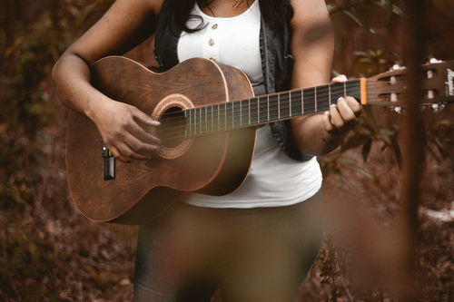 Kvinna gitarrspelare