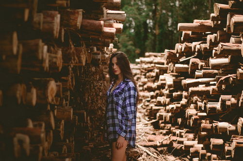 Mujer con madera aserrada
