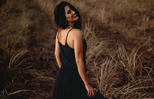 Mujer en campo amarillo