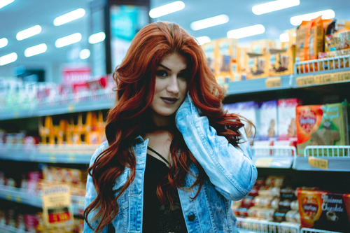 Mujer con pelo rojo