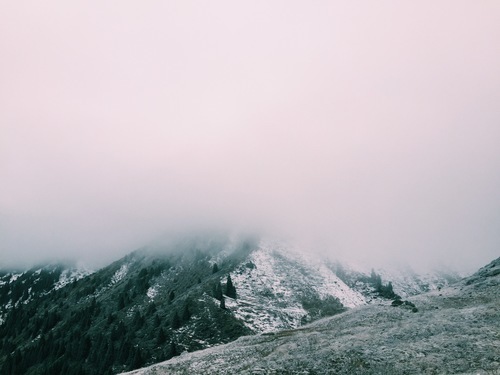 Niebla en la cima de la montaña
