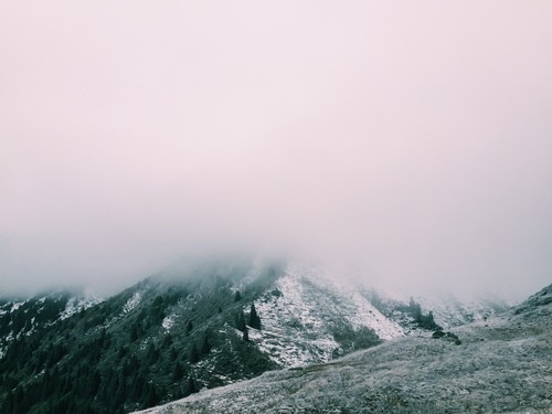 Nebbia sulla cima della montagna