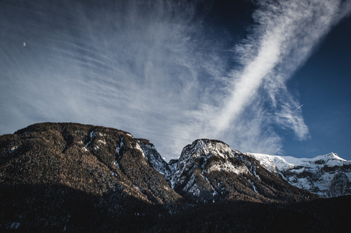 Nuages sur le ciel dans les Alpes