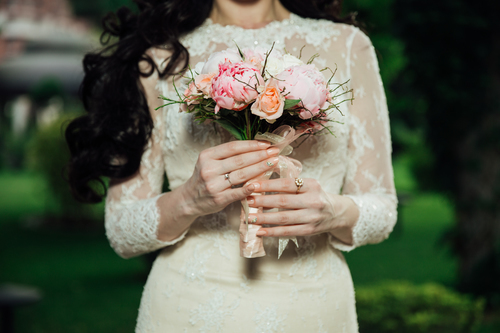 Mariée avec un bouquet
