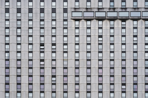 Edifício com muitas janelas cinzento