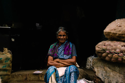 Gammal kvinna i Indien