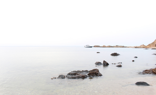 Seashore med stenar