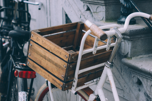 Cestino di legno su una bici