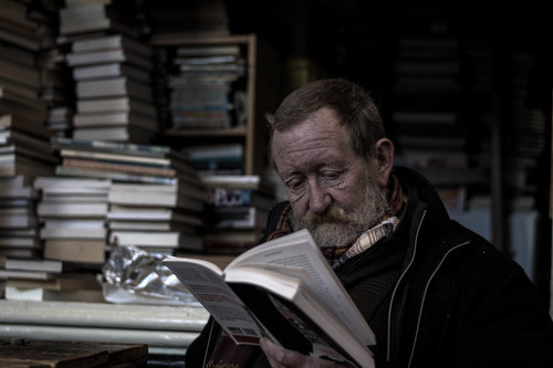 Oude man lezen van een boek