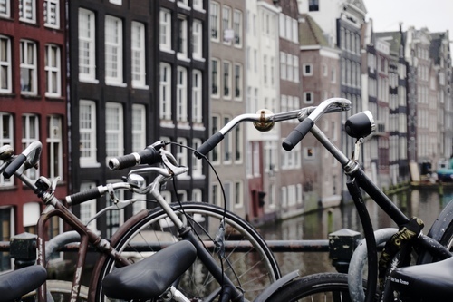 Велосипедов, припаркованные на мосту