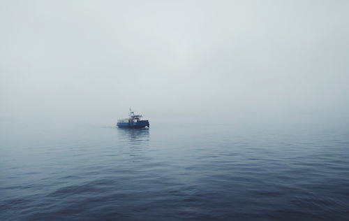 Toeristische boot op de rivier