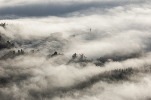 Brouillard au dessus du village