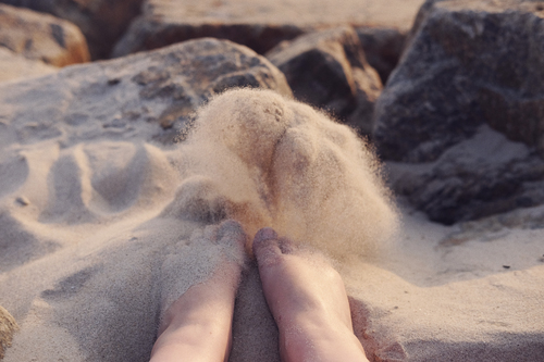 Fötter i sanden