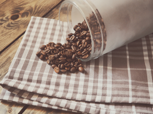 Кава в зернах на полотнище